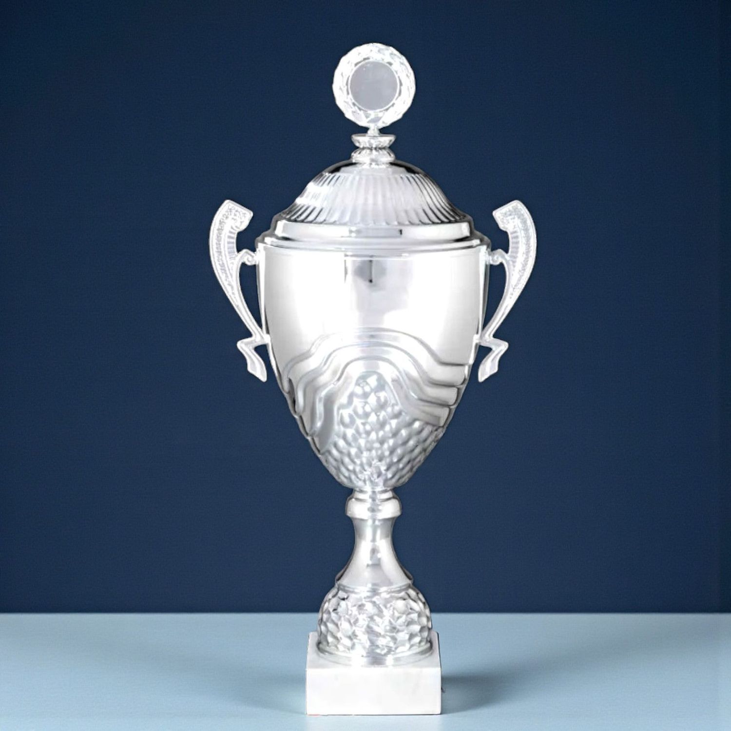 Henkelpokal Optima Serie in Silberoptik mit strukturiertem Kelch, weißer Marmosockel und Emblemhalter, 8er Serie