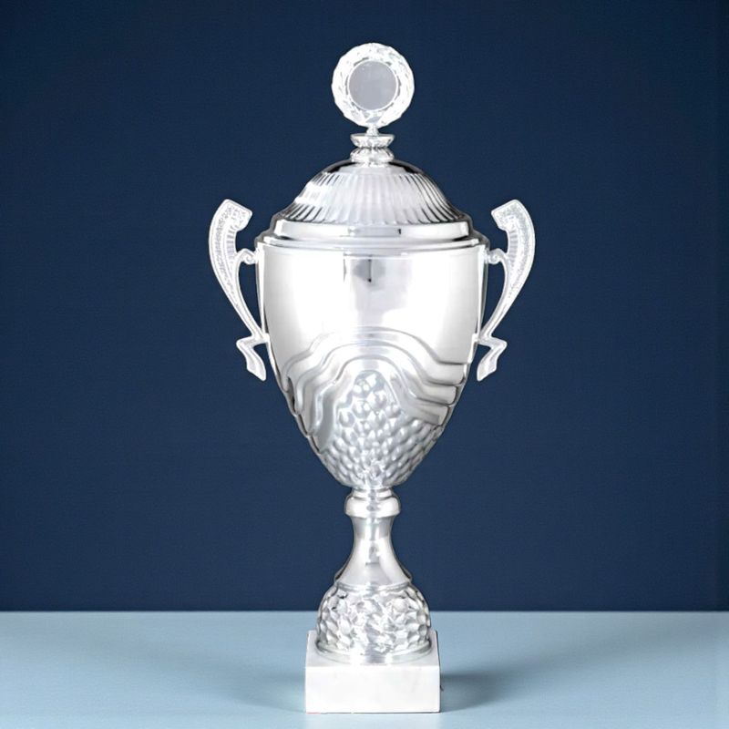 Henkelpokal Optima Serie in Silberoptik mit strukturiertem Kelch, weißer Marmosockel und Emblemhalter, 8er Serie