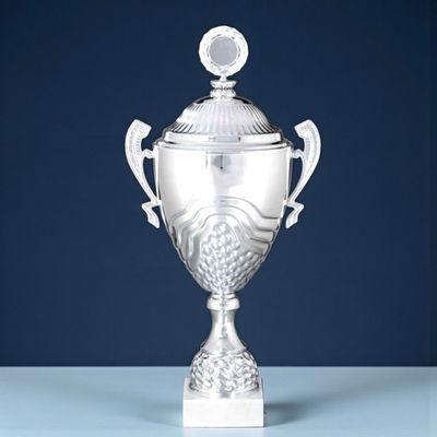 Henkelpokal Optima Serie in Silberoptik mit strukturiertem Kelch, weißer Marmosockel und Emblemhalter, 8er Serie