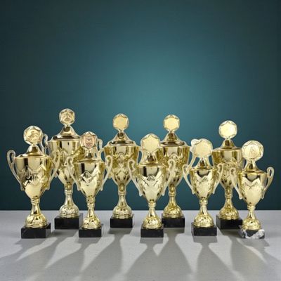 Pokal Pokal Gastein Serie in Goldoptik mit klassischem Kelch, Marmorsockel, Emblemträger am Deckel und mehreren Höhen