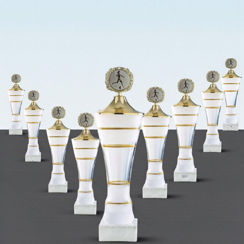 Glaspokal „Seekirchen“ mit weißem Glaskorpus, Goldrand, Deckel und Kranz auf Marmorsockel.