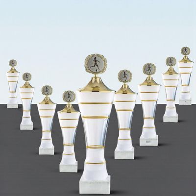 Glaspokal Glaspokal „Seekirchen“ mit weißem Glaskorpus, Goldrand, Deckel und Kranz auf Marmorsockel.