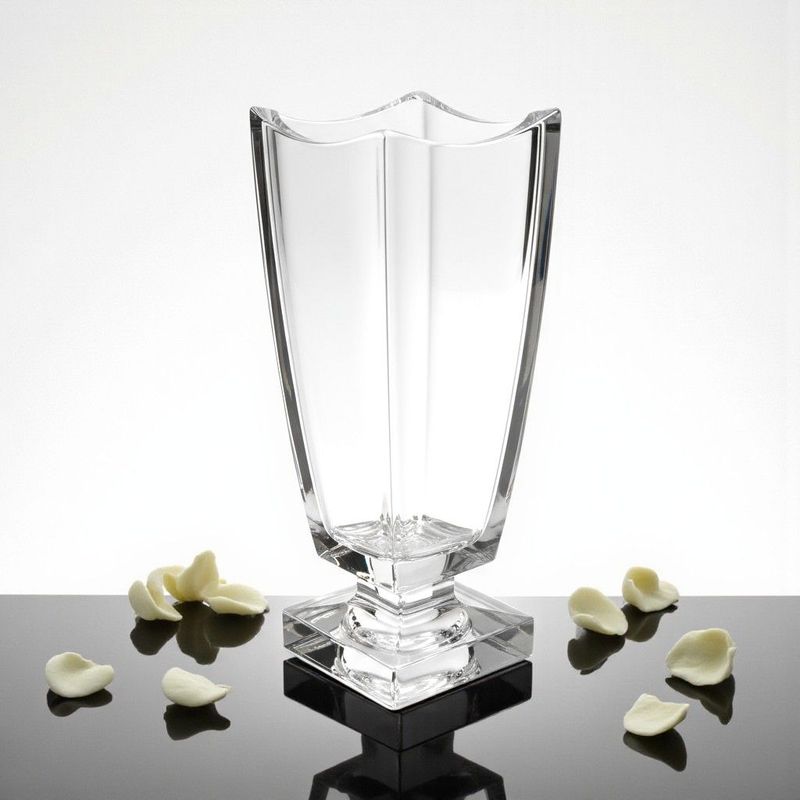 Glaspokal „Mattsee“ aus klarem Glas mit facettierter Form, Sockel, Direktgravur möglich.