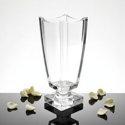 Glaspokal „Mattsee“ aus klarem Glas mit facettierter Form, Sockel, Direktgravur möglich.