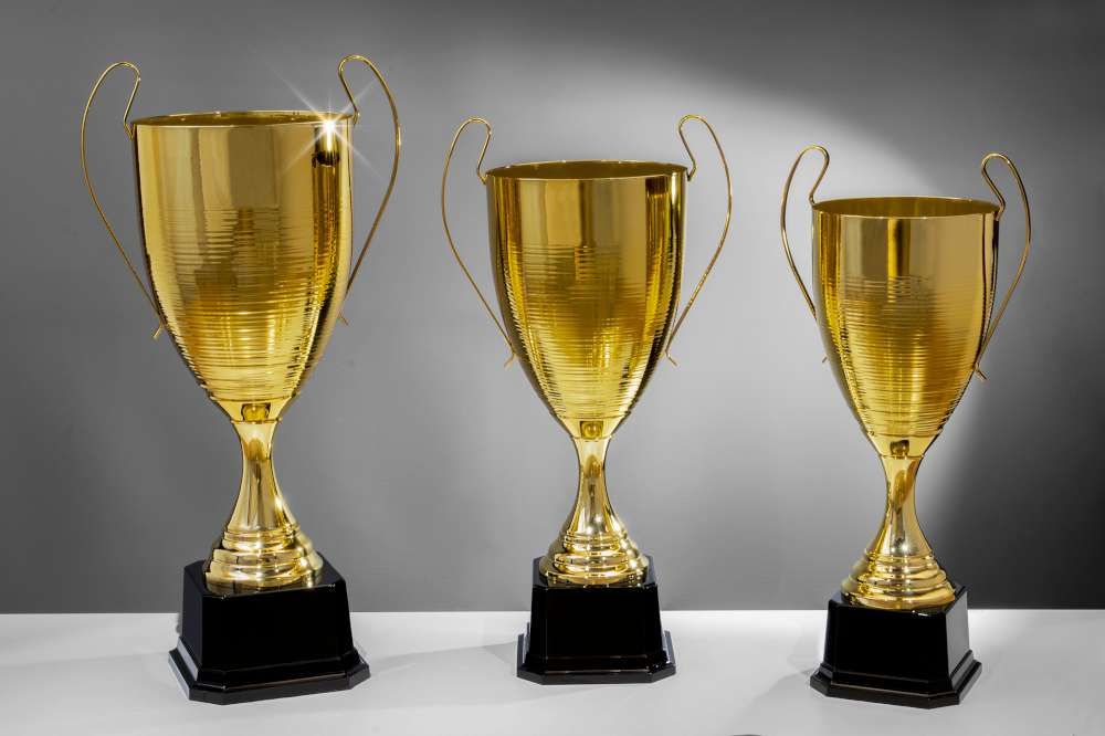 Henkelcup Henkelcup Jutta in Goldoptik mit schlankem Kelch, feinen Henkeln und schwarzem Kunststoffsockel