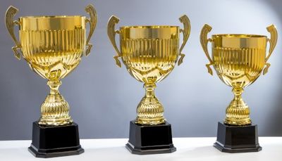 Großer Henkelpokal Dobrina in Goldoptik mit strukturiertem Kelch, kräftigen Henkeln und schwarzem Kunststoffsockel