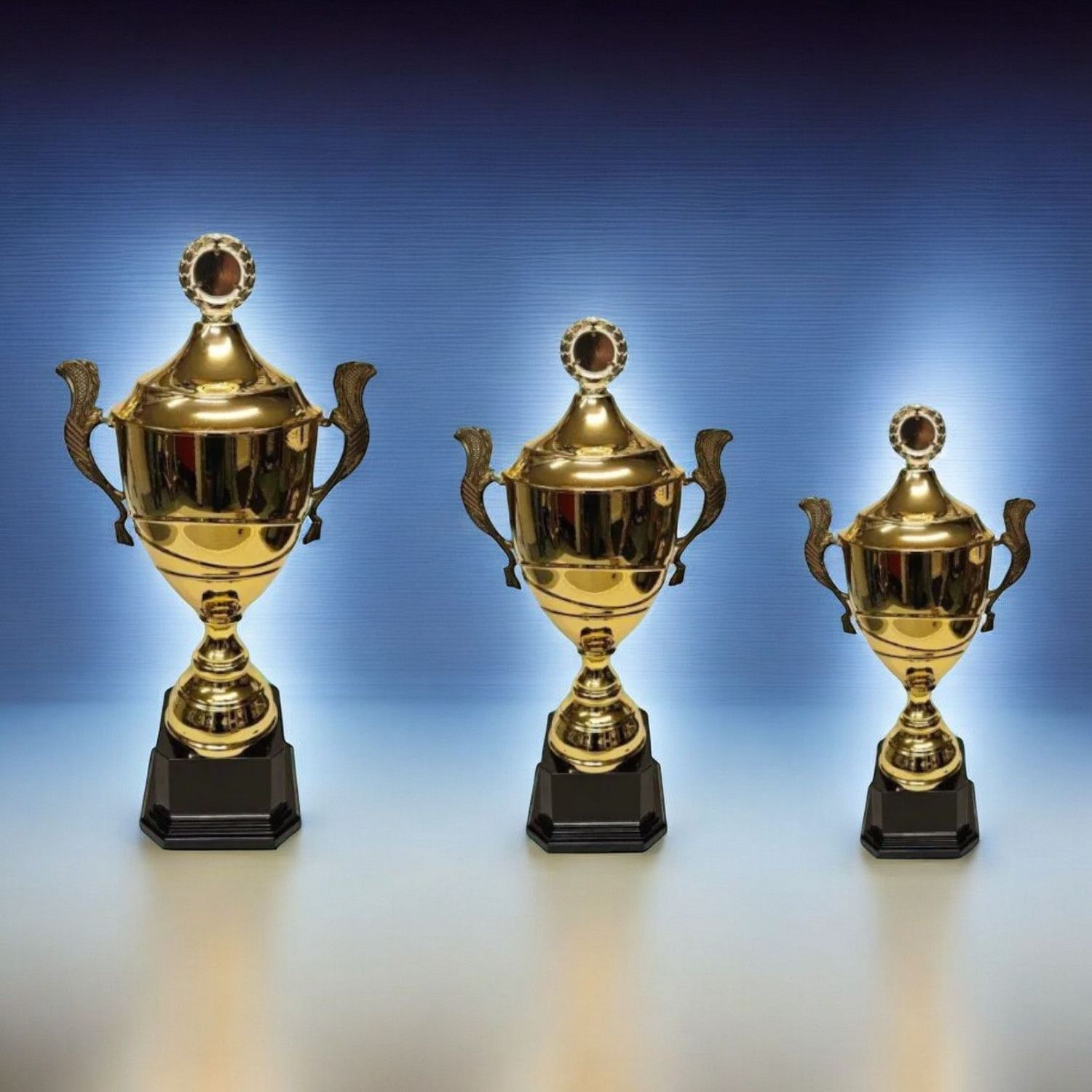 Wanderpokal-Serie Arthur in Goldoptik mit Deckel, Kranz, seitlichen Henkeln und schwarzem Kunststoffsockel