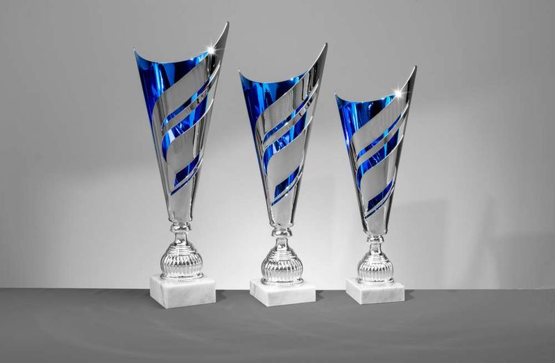 Laserpokal Jacob in Silber-Blau mit geschwungenem, lasergeschnittenem Oberteil und massivem Sockel