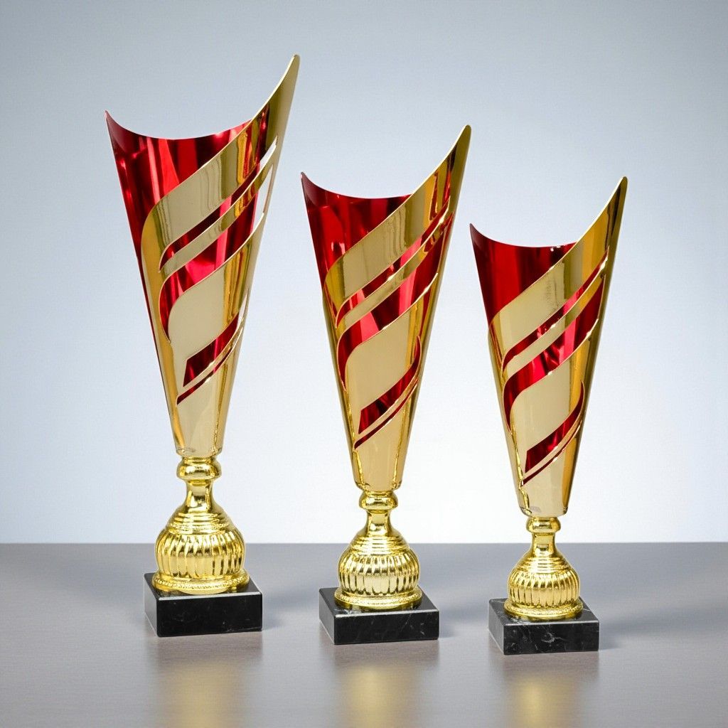 Laserpokal Laserpokal Levi in Gold-Rot mit geschwungenem, lasergeschnittenem Oberteil und schwarzem Marmorsockel