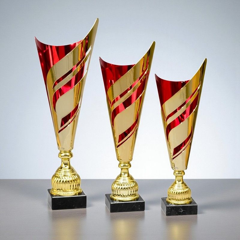 Laserpokal Levi in Gold-Rot mit geschwungenem, lasergeschnittenem Oberteil und schwarzem Marmorsockel