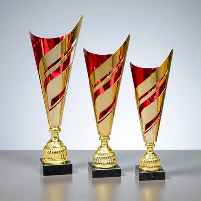 Laserpokal Levi in Gold-Rot mit geschwungenem, lasergeschnittenem Oberteil und schwarzem Marmorsockel