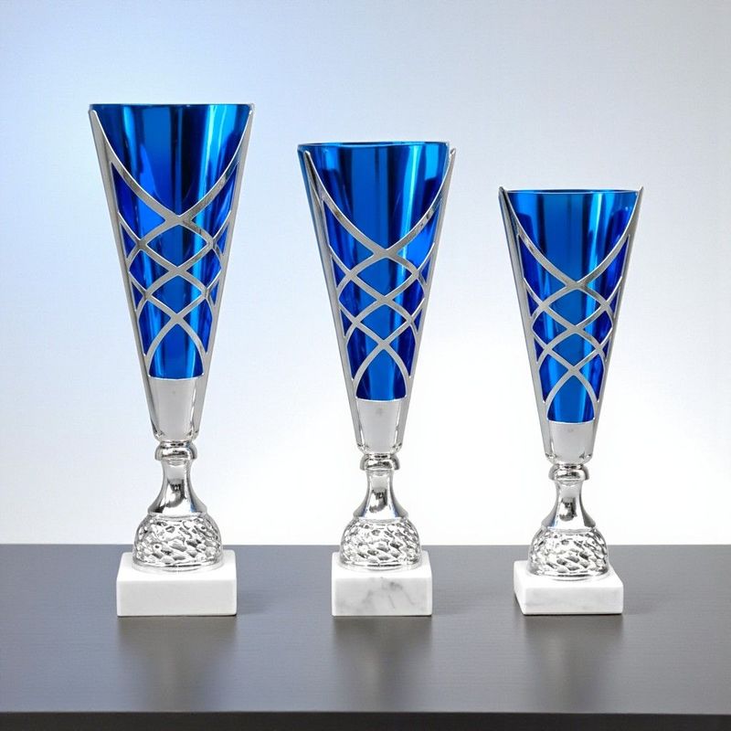 Laserpokal Finn in Blau-Silber mit ausgeschnittenem Gittermuster, Kelchform und weißem Marmorsockel