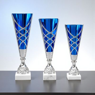 Laserpokal Finn in Blau-Silber mit ausgeschnittenem Gittermuster, Kelchform und weißem Marmorsockel