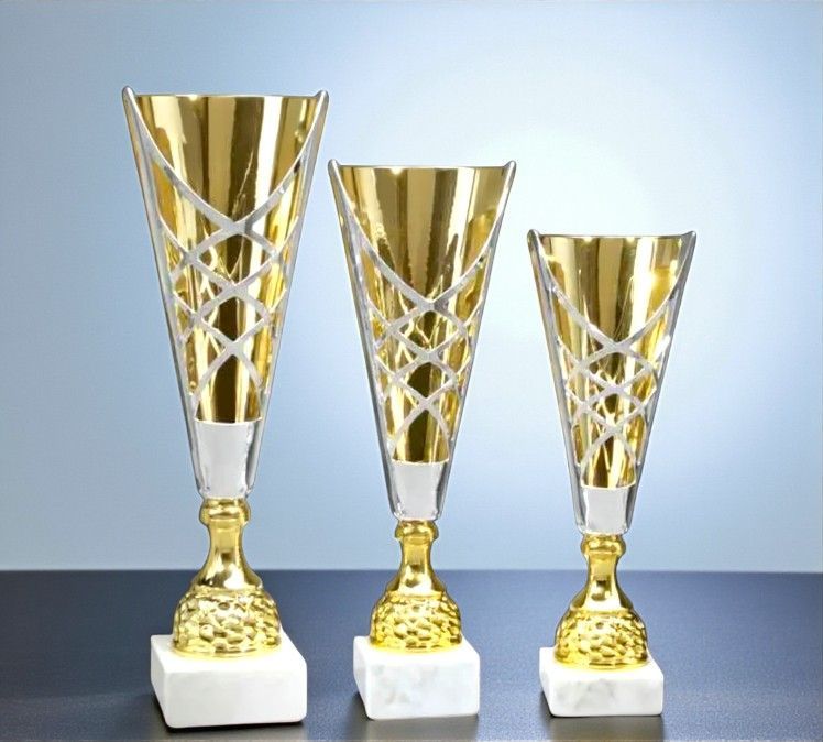 Laserpokal Emilia in Gold-Silber mit ausgeschnittenem Gittermuster, Kelchform und weißem Marmorsockel