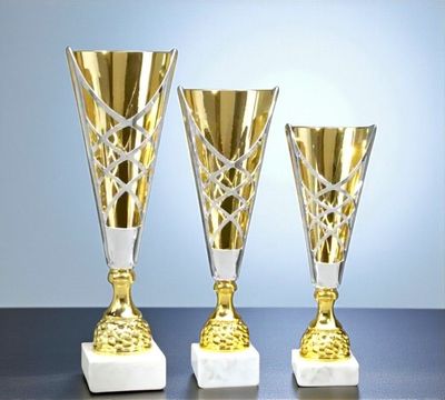 Laserpokal Emilia in Gold-Silber mit ausgeschnittenem Gittermuster, Kelchform und weißem Marmorsockel