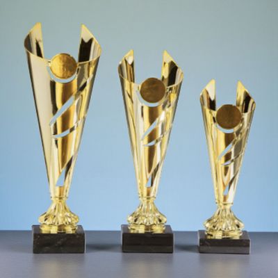 Luxus-Metallpokal Thiema in Gold mit geschwungenem Design, rundem Emblemträger und schwarzem Marmorsockel