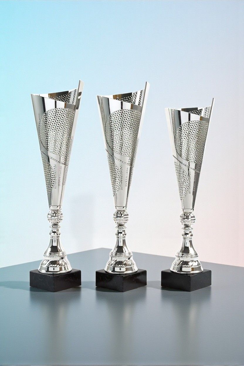 Laserpokal Design-Pokal Leon in Silber mit ausgeschnittenem Metalloberteil und schwarzem Marmorsockel