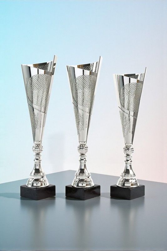 Design-Pokal Leon in Silber mit ausgeschnittenem Metalloberteil und schwarzem Marmorsockel