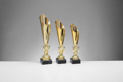 Laserpokal Lina in Gold mit schlankem Metalloberteil, rundem Emblemträger und schwarzem Marmorsockel