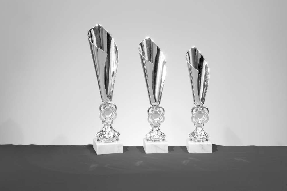 Laserpokal Laserpokal Elisa in Silber mit schlankem Metalloberteil, rundem Emblemträger und weißem Marmorsockel