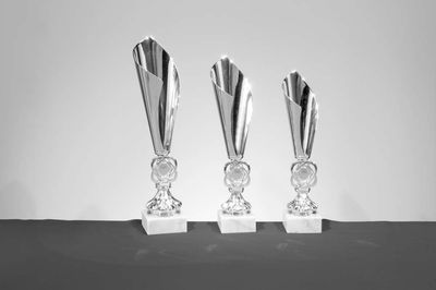 Laserpokal Elisa in Silber mit schlankem Metalloberteil, rundem Emblemträger und weißem Marmorsockel