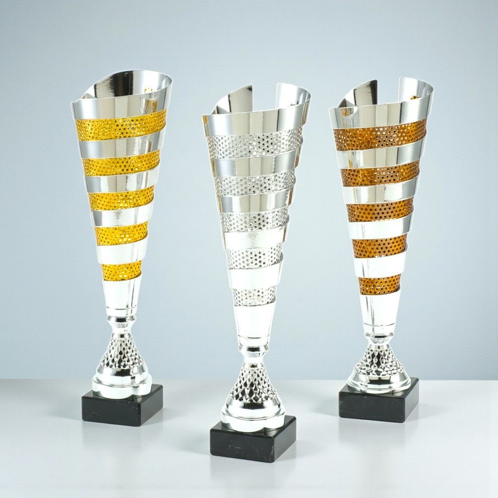 Metallpokal Bad Dürnberg in Gold, Silber und Bronze mit ausgeschnittenem Metalloberteil und schwarzem Marmorsockel
