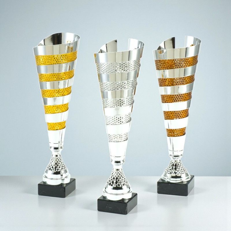 Metallpokal Bad Dürnberg in Gold, Silber und Bronze mit ausgeschnittenem Metalloberteil und schwarzem Marmorsockel