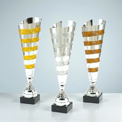 Metallpokal Bad Dürnberg in Gold, Silber und Bronze mit ausgeschnittenem Metalloberteil und schwarzem Marmorsockel