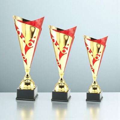 Metallpokal Anif in Gold-Rot mit ausgeschnittenem Metalloberteil und schwarzem Kunststoffsockel