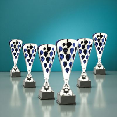 Metallpokal Bürmoos mit ausgeschnittenem Metalloberteil in Silber-Blau auf schwarzem Kunststoffsockel, 6er-Serie