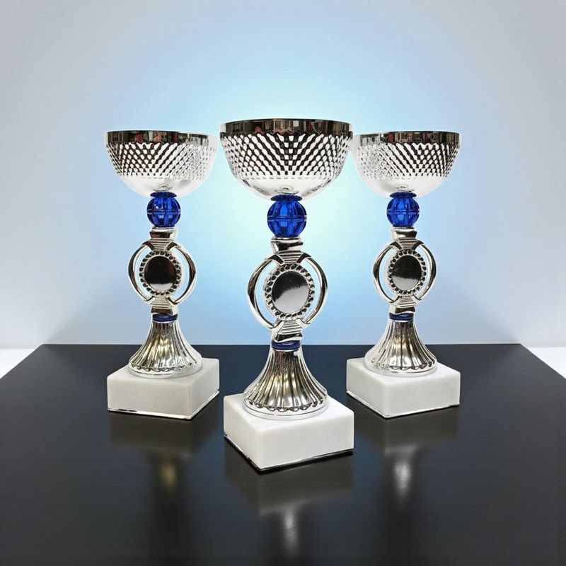 Pokal Lassie mit strukturierter silberfarbener Schale, blauem Zierelement, Emblemträger und weißem Marmorsockel