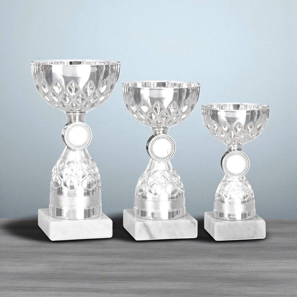 Pokal Jack mit strukturierter silberfarbener Schale, rundem Emblemträger, dekorativem Mittelteil und weißem Marmorsockel