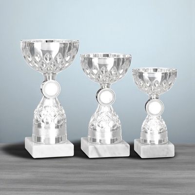 Pokal Pokal Jack mit strukturierter silberfarbener Schale, rundem Emblemträger, dekorativem Mittelteil und weißem Marmorsockel