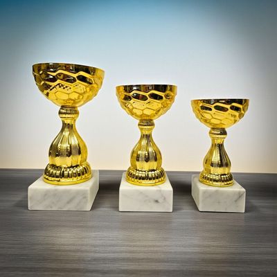 Pokal Anthony mit strukturierter goldfarbener Schale, dekorativem Mittelteil und weißem Marmorsockel, 3 Größen