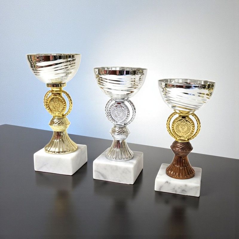 Pokal Ingrid mit gerillter Schale,  Emblemträger mit Kranz, klassischem Mittelteil und weißem Marmorsockel, 3 Größen