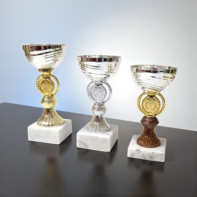 Pokal Ingrid mit gerillter Schale,  Emblemträger mit Kranz, klassischem Mittelteil und weißem Marmorsockel, 3 Größen