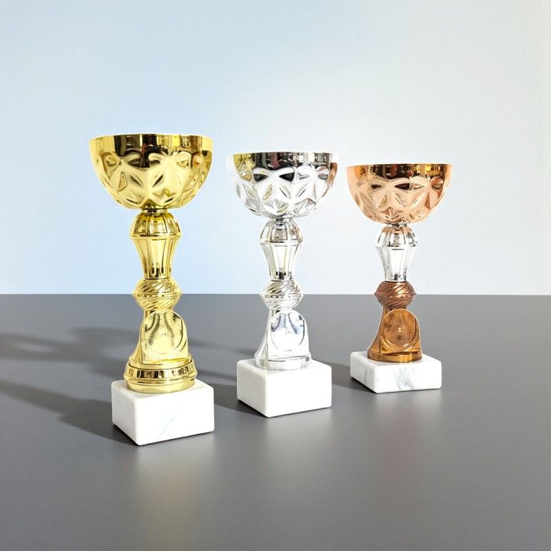 Pokal Dagobert mit strukturierter Schale, klassischem Mittelteil, Emblemträger und weißem Marmorsockel, 3 Größen