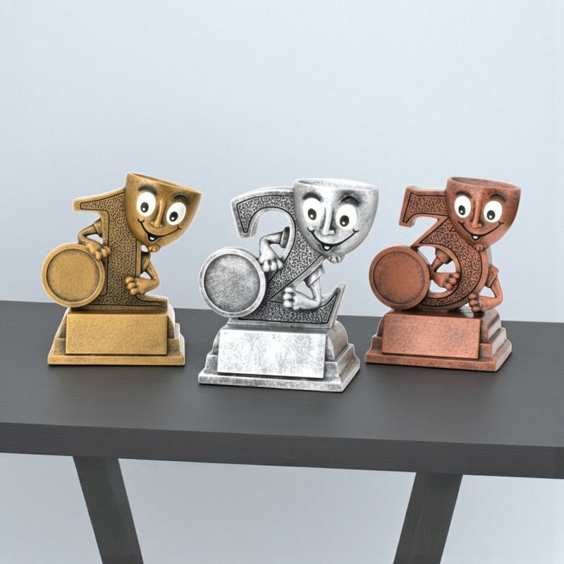 Resinfigur Pokalfigur mit Zahlenmotiv 1–3 und Emblemhalter, 3 Varianten auf eckigem Sockel