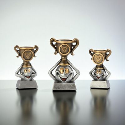 Funny Winners-Cup Pokal-Set aus Resin mit Comic-Figur und Pokalaufsatz, 3 Größen auf grauem Sockel