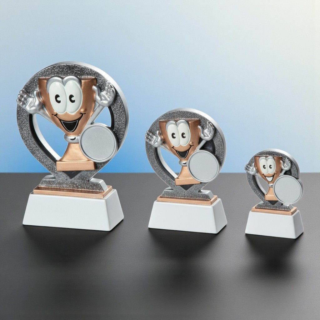 Kinderpokal aus Resin mit Comic-Gesicht und Emblemhalter, 3 Größen auf weißem Sockel, silber-kupferfarben
