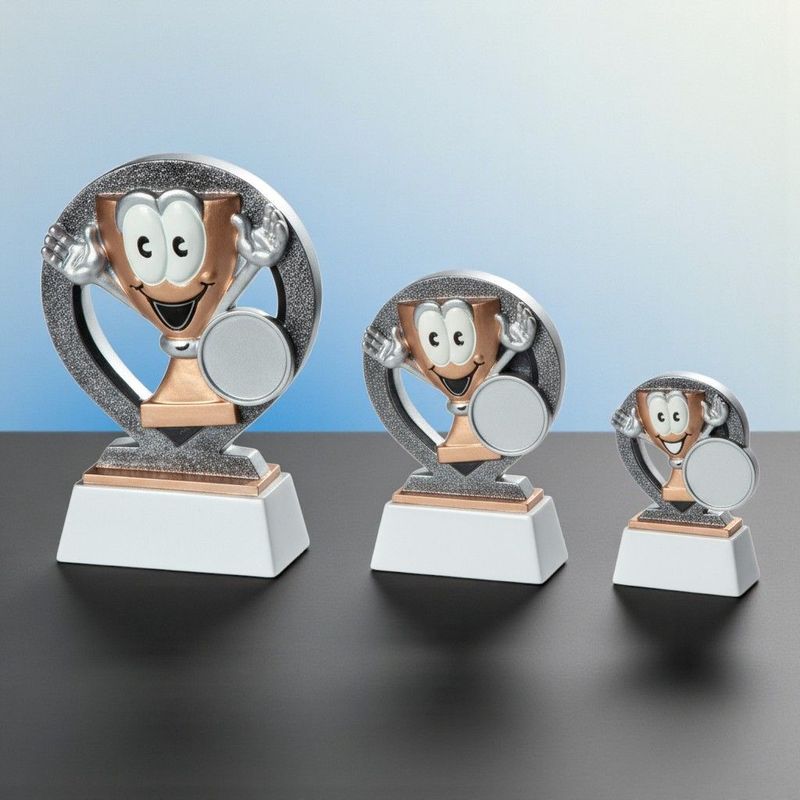Kinderpokal aus Resin mit Comic-Gesicht und Emblemhalter, 3 Größen auf weißem Sockel, silber-kupferfarben