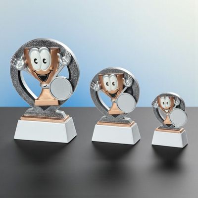 Kinderpokal aus Resin mit Comic-Gesicht und Emblemhalter, 3 Größen auf weißem Sockel, silber-kupferfarben