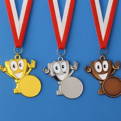 Kindermedaille mit Comic-Pokalfigur in Gold, Silber und Bronze, 4 × 4,5 cm, inkl. Band