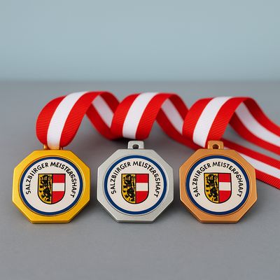 Achteckige Medaille in Gold, Silber und Bronze, Ø 5 cm, inkl. rot-weißem Band