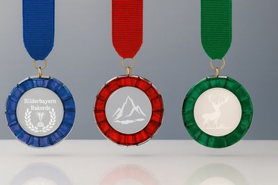 Runde Glasmedaille mit Farbglasring, Ø 7 cm, Stärke 10 mm, blau, rot oder grün, inkl. Band