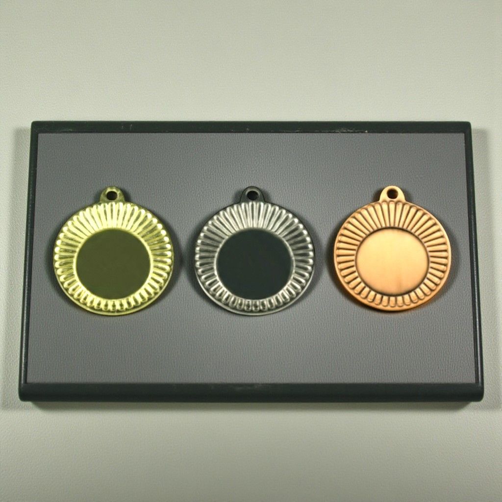 Metallmedaille Strahlenrand Ø 4 cm, ab € 2,00 Metallmedaille mit glatter Vorderfläche und umlaufendem Strahlenrand. Durchmesser Ø 4 cm