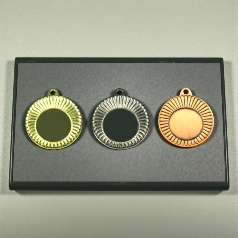 Metallmedaille mit glatter Vorderfläche und umlaufendem Strahlenrand. Durchmesser Ø 4 cm