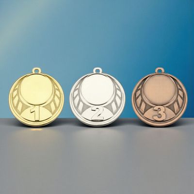 Metallmedaille mit integrierter Platzierungszahl (1–2–3) und dekorativem Rahmenmotiv. Durchmesser Ø 4,5 cm