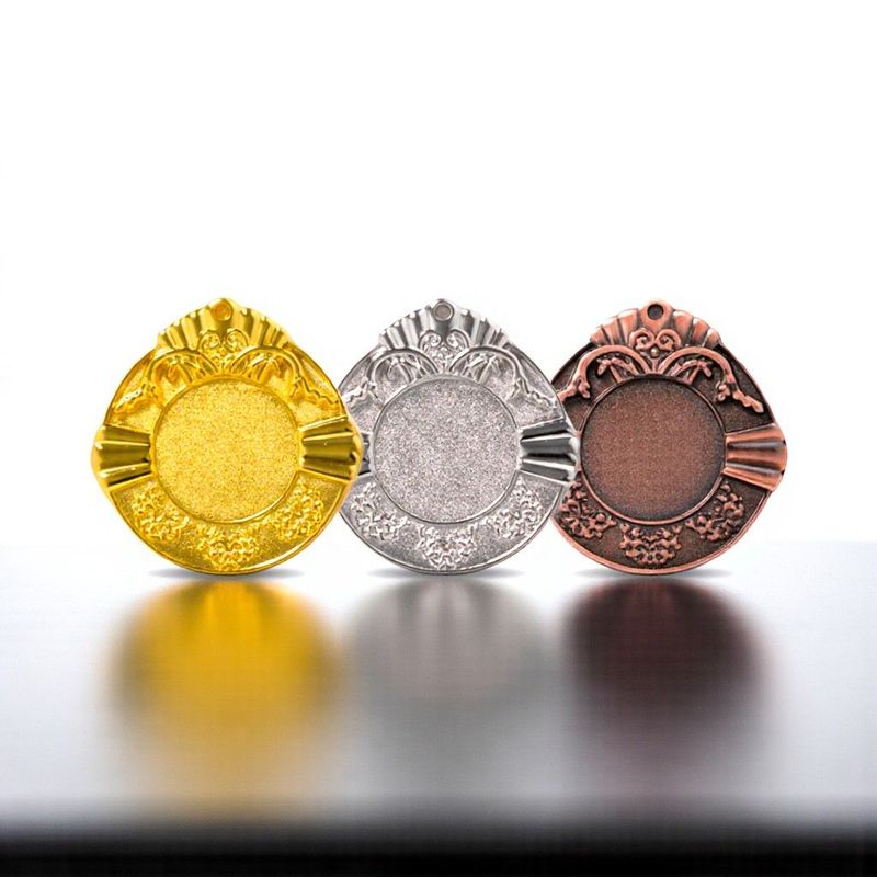 Metallmedaille mit strukturierter Vorderfläche und dekorativem Ornamentrahmen. Durchmesser Ø 4,5 cm