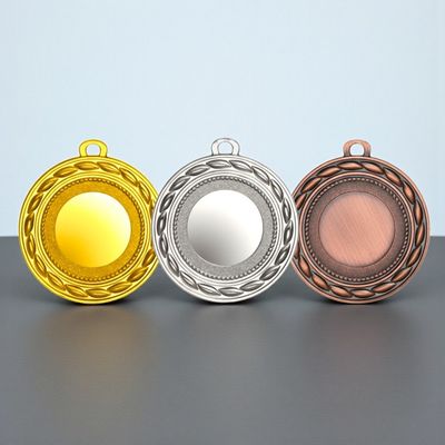 Metallmedaille mit glatter Mittelfläche und umlaufendem, geflochtenem Zierrahmen. Durchmesser Ø 5 cm